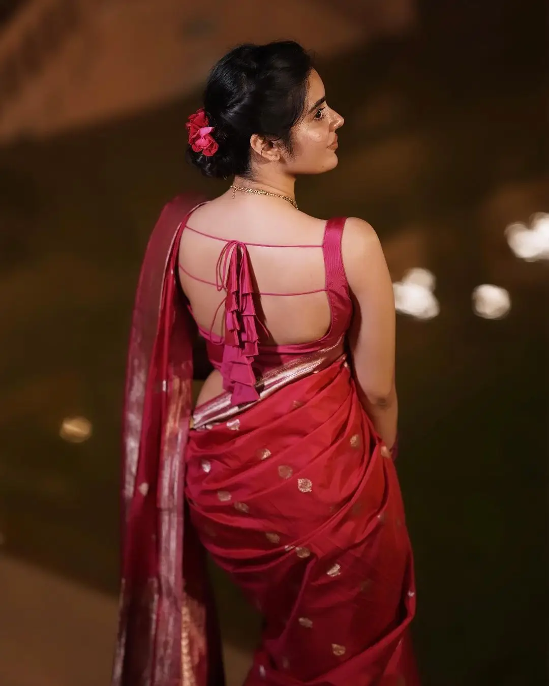 Kushita Kallapu in Red Saree Sleeveless Blouse